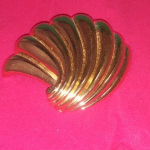 Vintage Ciner Gold Tone Shell Brooch Gold-plated Seashell Design Jewelry 80s